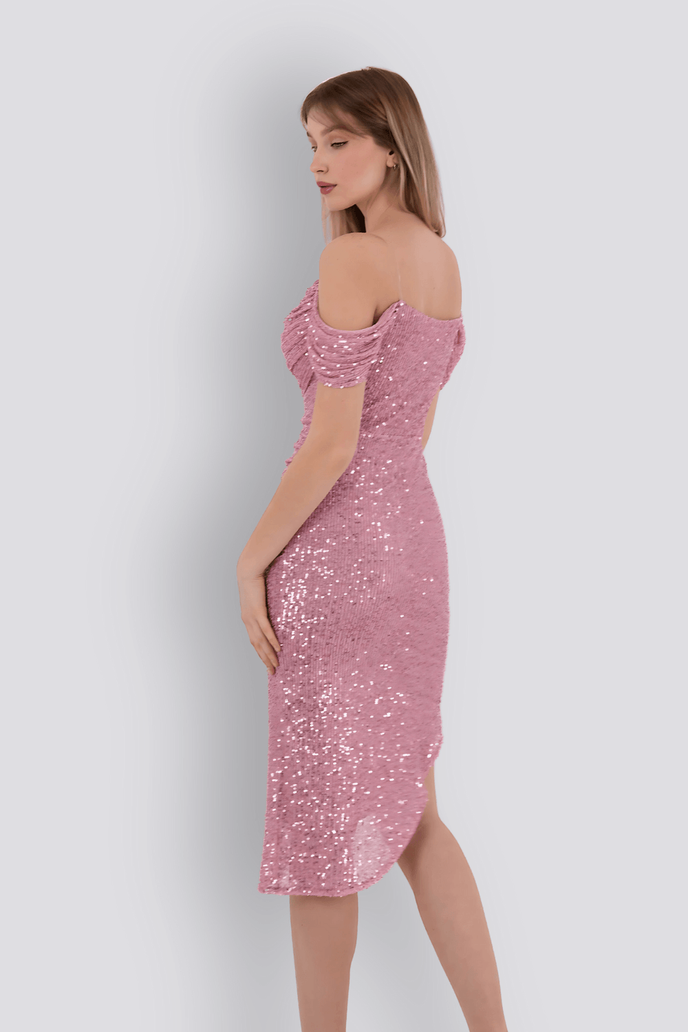 Gisele pembe payetli düşük omuzlu, asimetrik etekli midi elbise, yan görünüm.