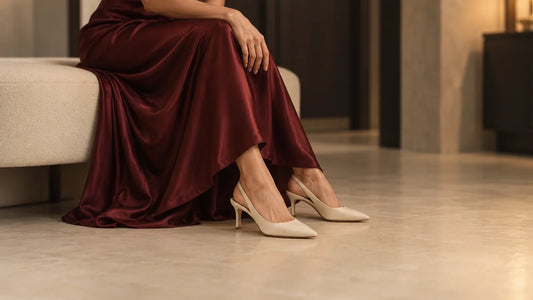 Bordo saten abiye ile krem slingback topuklu ayakkabı giyen kadın; abiye rengine göre ayakkabı seçimi